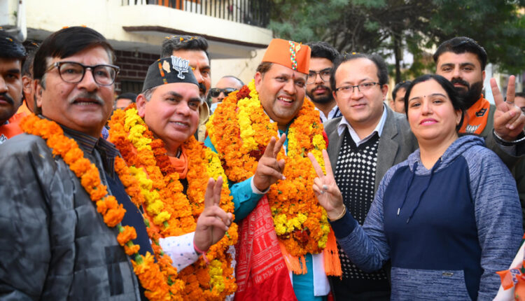 चुनाव प्रचार के अंतिम दिन मेयर प्रत्याशी विकास शर्मा ने जुटाया समर्थन रोड शो निकालकर कई वार्डों में किया धुंआधार प्रचार