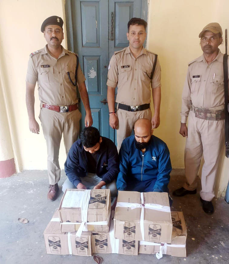 अंग्रेजी शराब की तस्करी में दो तस्कर दबोचे