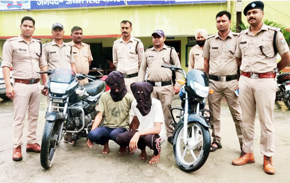 पुलिस ने चोरी की दो बाइक सहित चोर दबोचे