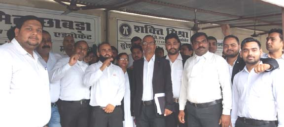 अधिवक्ता पर नामजद रिपोर्ट दर्ज करने को लेकर भड़के अधिवक्ता   न्यायालय परिसर के बाहर की जमकर नारेबाजी  