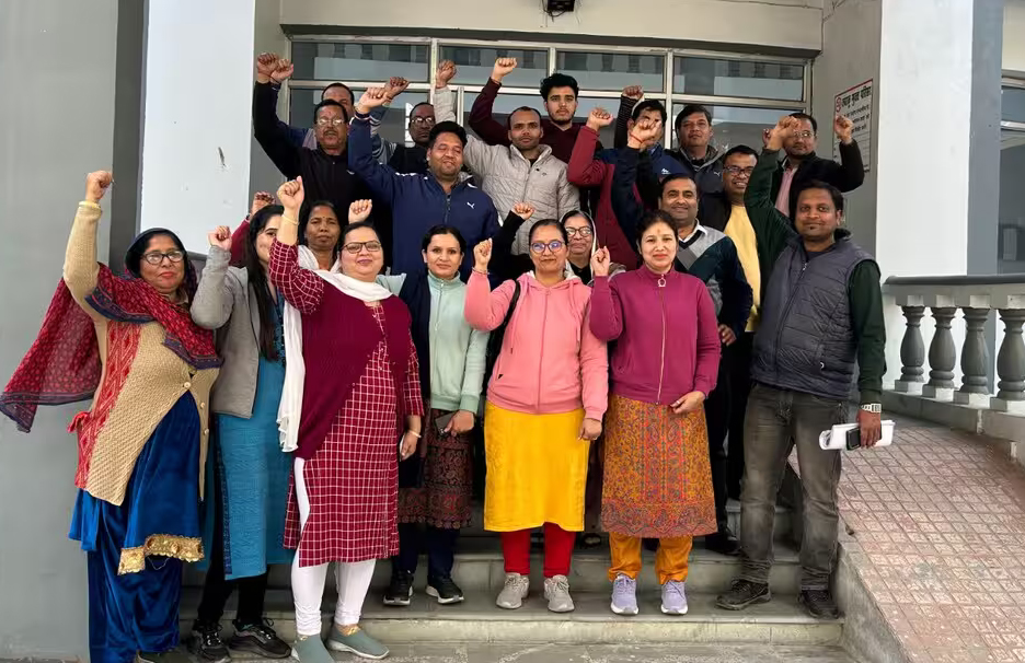 दो सूत्रीय मांगों को लेकर राज्य कर मिनिस्ट्रियल कार्मिकों ने किया धरना-प्रदर्शन