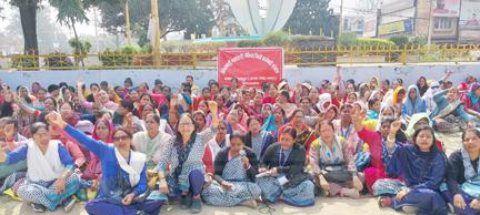मांगों को लेकर आंगनवाड़ी कार्यकर्ताओं गांधी पार्क में धरना जारी
