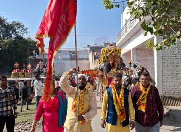अटरिया मंदिर में शोभायात्रा के साथ महावीर ध्वज किया स्थापित