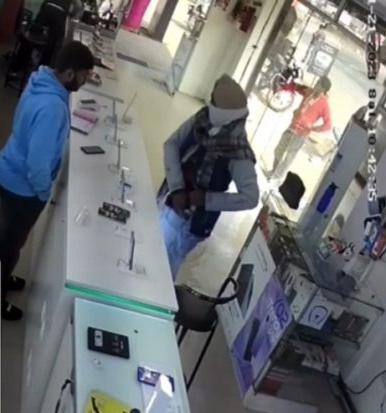 तंमचा लेकर मोबाइल की दुकान में घुसा नकाबपोश  मोबाइल लेकर भागते समय दबोचा