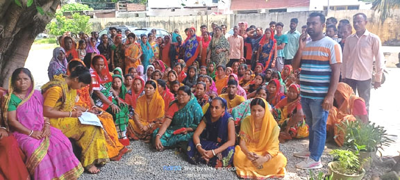 अवैध शराब के खिलाफ शक्तिफार्म पुलिस चौकी में महिलाओं का धरना प्रदर्शन