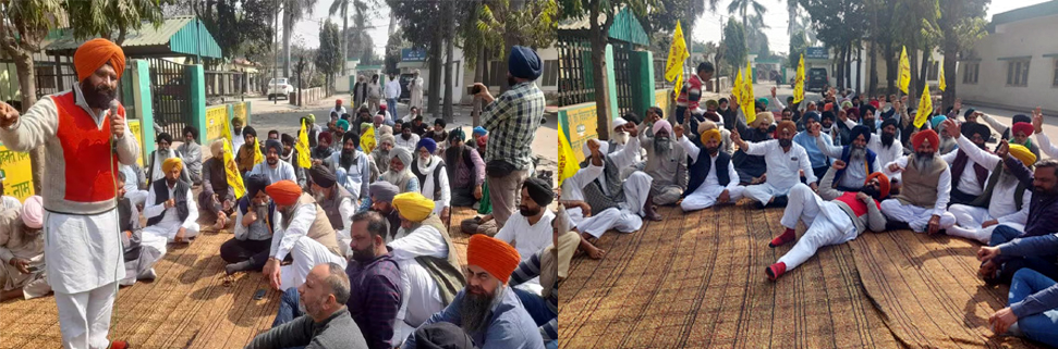 रुद्रपुर में भारत बंद के समर्थन में किसानों ने किया मंडी में प्रदर्शन    अपनी मांगों को लेकर प्रशासन के माध्यम से प्रधानमंत्री को प्रेषित किया ज्ञापन   