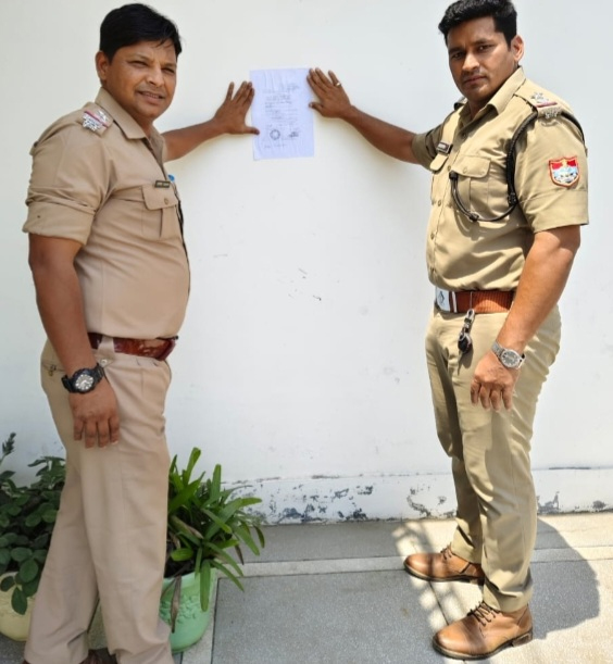 प्रॉपर्टी डीलर के घर पुलिस ने किया कुर्की का नोटिस चस्पा