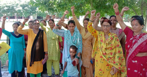 मूलभूत सुविधाओं से वंचित लोग  कॉलोनाइजरों के खिलाफ कलेक्ट्रेट में गरजे  
