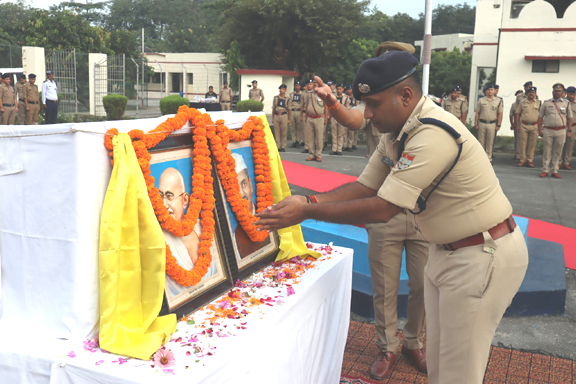 एसएसपी ने गांधी एवं शास्त्री की प्रतिमाओं पर किया माल्यार्पण