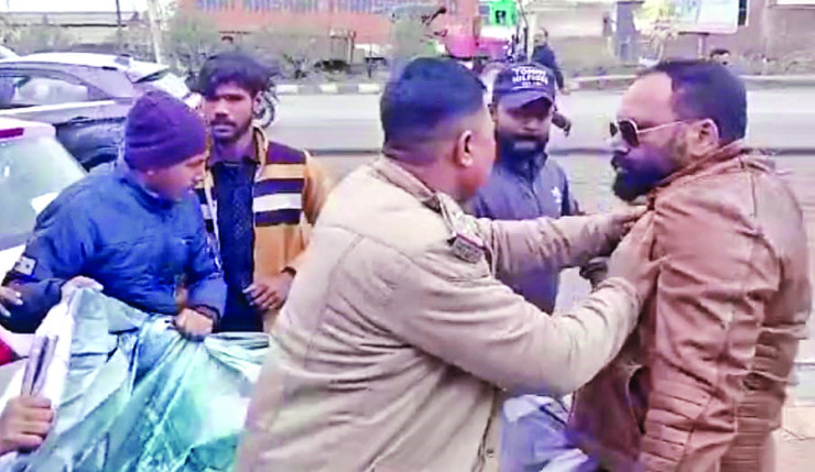 हिंदूवादी संगठनों ने पठान मूवी का किया विरोध, फाडे़ पोस्टर, पुलिस से हुई धक्का मुक्की