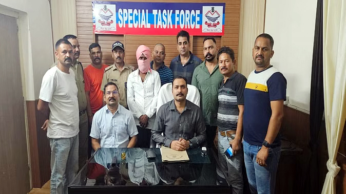 एसटीएफ और गदरपुर पुलिस की संयुक्त टीम ने अवैध हथियारों के नेटवर्क का किया भंडाफोड़ आर्म्स डीलर वचन सिंह गिरफ्तार, हथियारों की फैक्ट्री चलाने का भी मुकदमा दर्ज