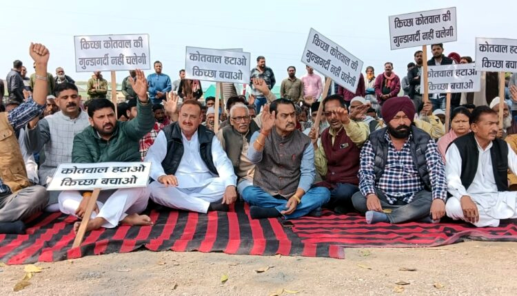 कोतवाल के खिलाफ बेहड़ का धरना-प्रदर्शन