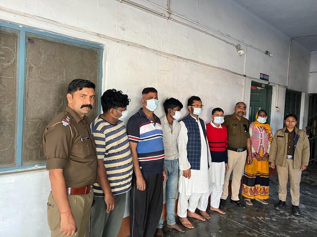 चौकी रम्पुरा पुलिस ने एक महिला सहित  छह वारंटियों को किया गिरफ्तार   