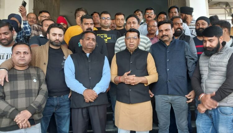 निगम प्रशासन द्वारा भेजे नोटिस  से गुस्साए व्यापारियों ने विधायक को घेरा