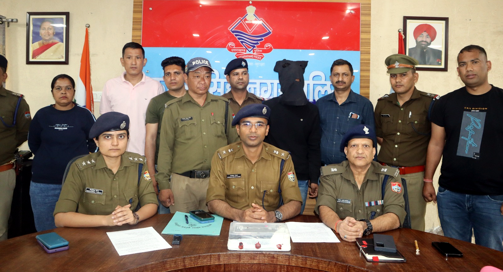 पुलिस व एसओजी टीम ने एक किलो चरस के साथ तस्कर दबोचा एसएसपी ने की पुलिस टीम हेतु 2,500 रुपये के इनाम की घोषणा   