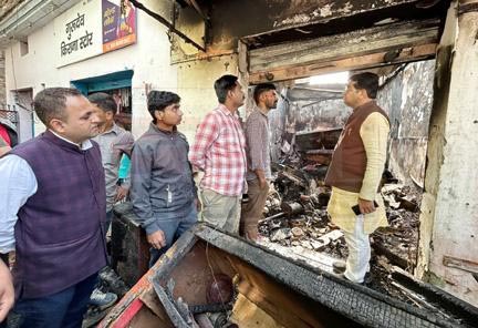 दुकान में लगी आग, लाखों की क्षति