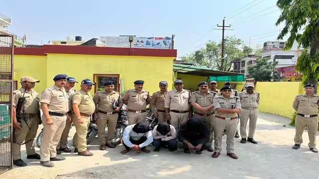 10 चोरी की बाइकों के साथ तीन आरोपी गिरफ्तार