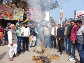 शहादत को हादसा बताने के विरोध में कांग्रेसियों ने कैबिनेट मंत्री गणेश जोशी का पुतला फूंका
