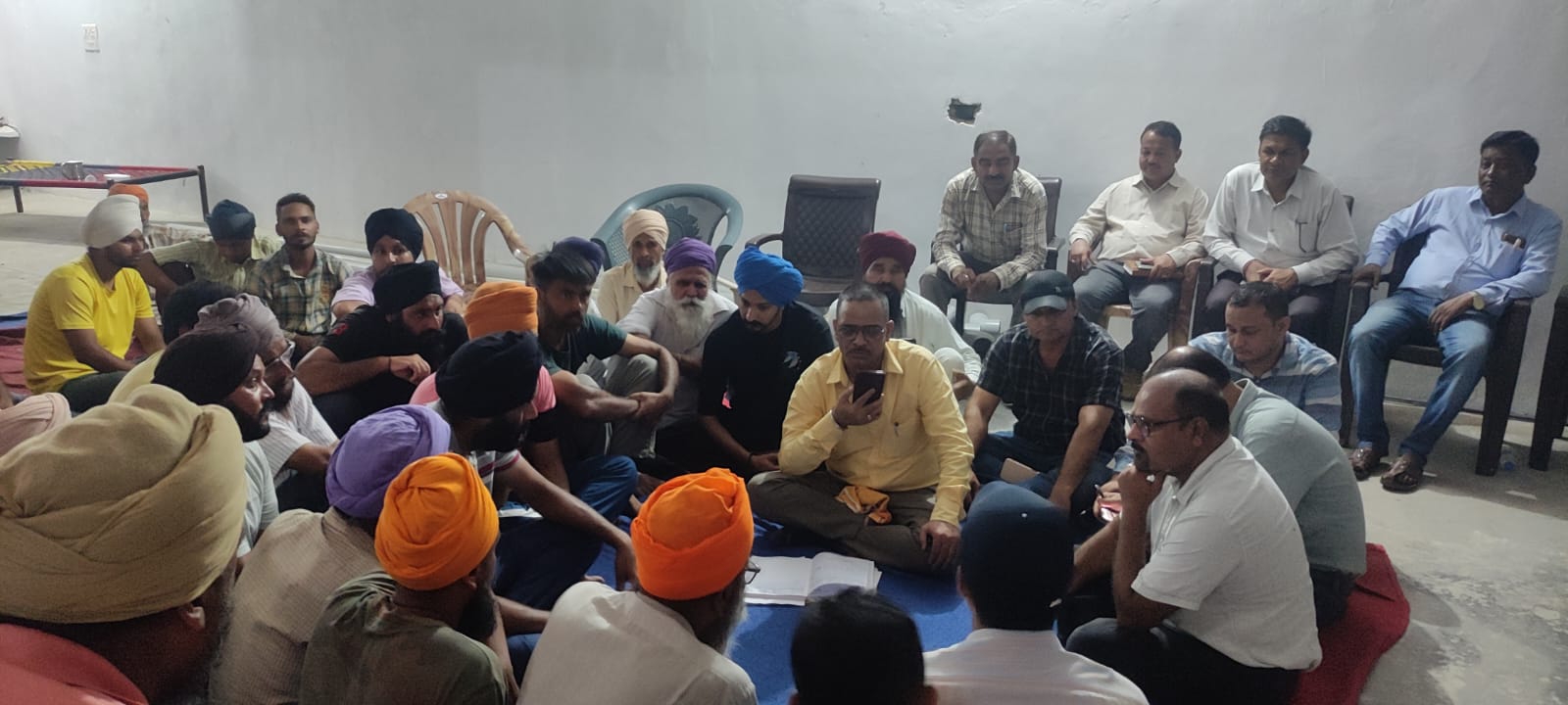 अधिकारियों ने चौपाल लगाकर सुनी ग्रामीणों की समस्याएं