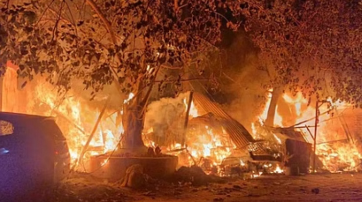 10 झोपड़ियों में लगी आग, मासूम की झुलसकर मौत