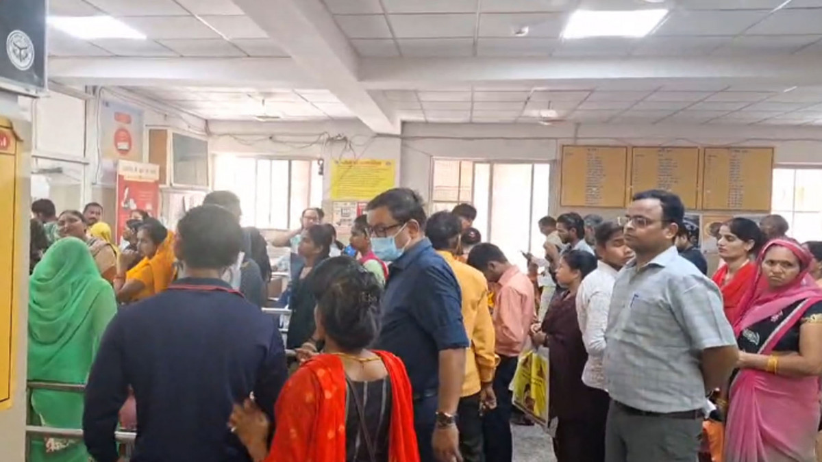 मरीज बनकर डीएम पहुंचे जिला अस्पताल लाइन में लगकर कराया अल्ट्रासाउंड