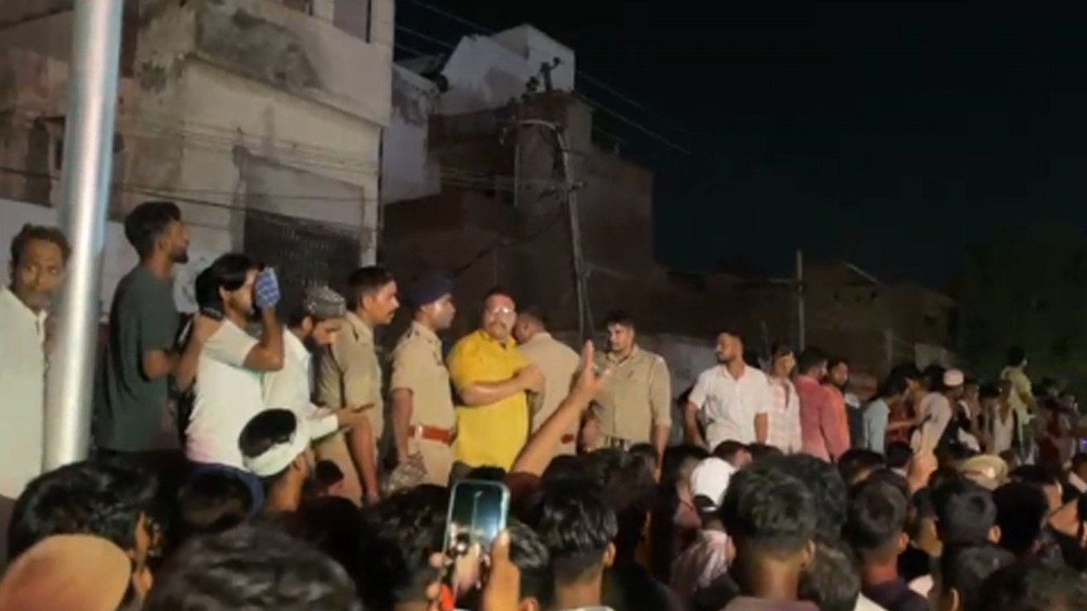 बरेली में मुहर्रम के जुलूस में पुलिस ने डीजे रोका  लोगों ने सड़क पर काटा हंगामा